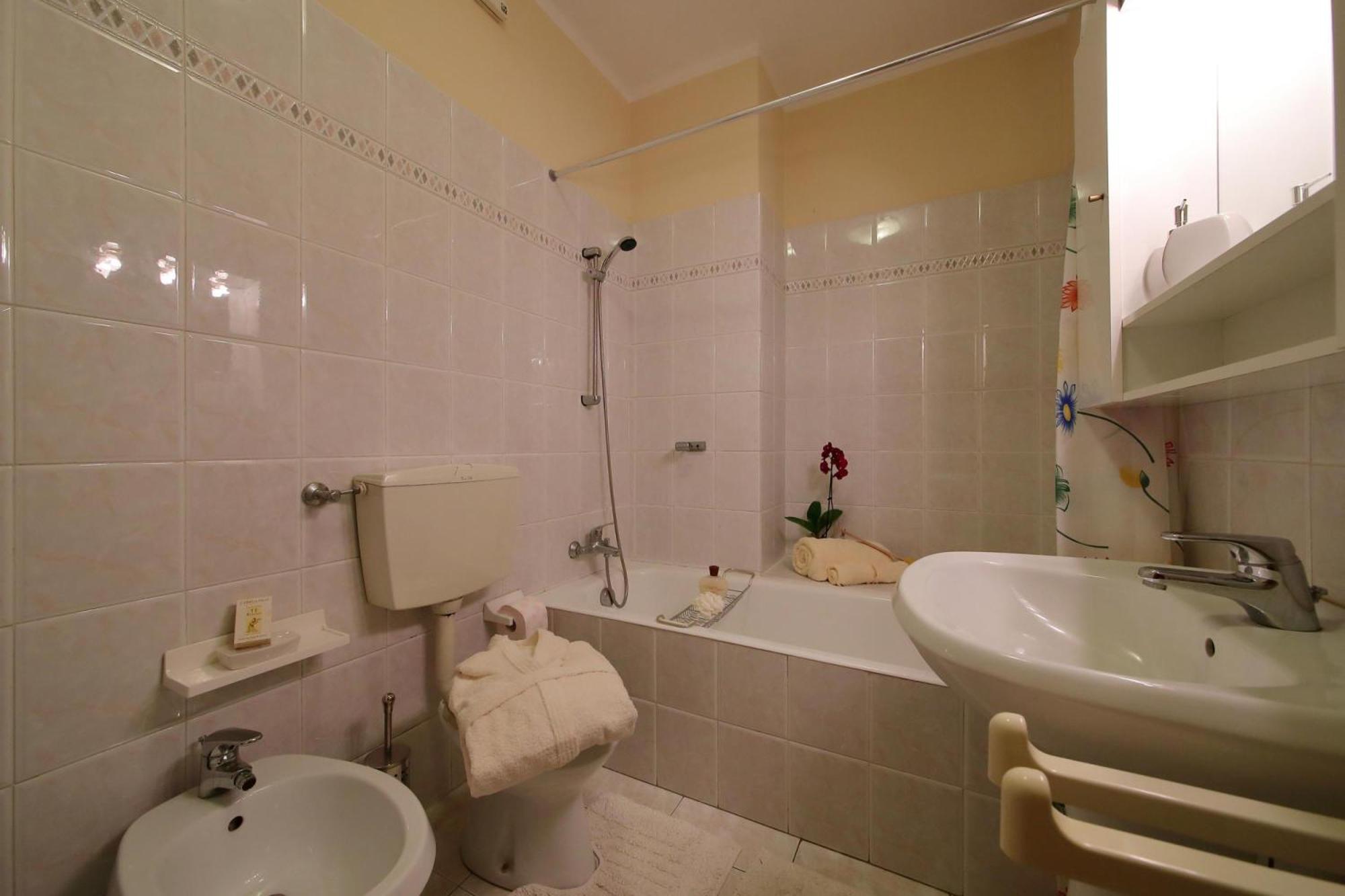Petalo Bianco 100M From Lake - Happy Rentals バヴェーノ エクステリア 写真